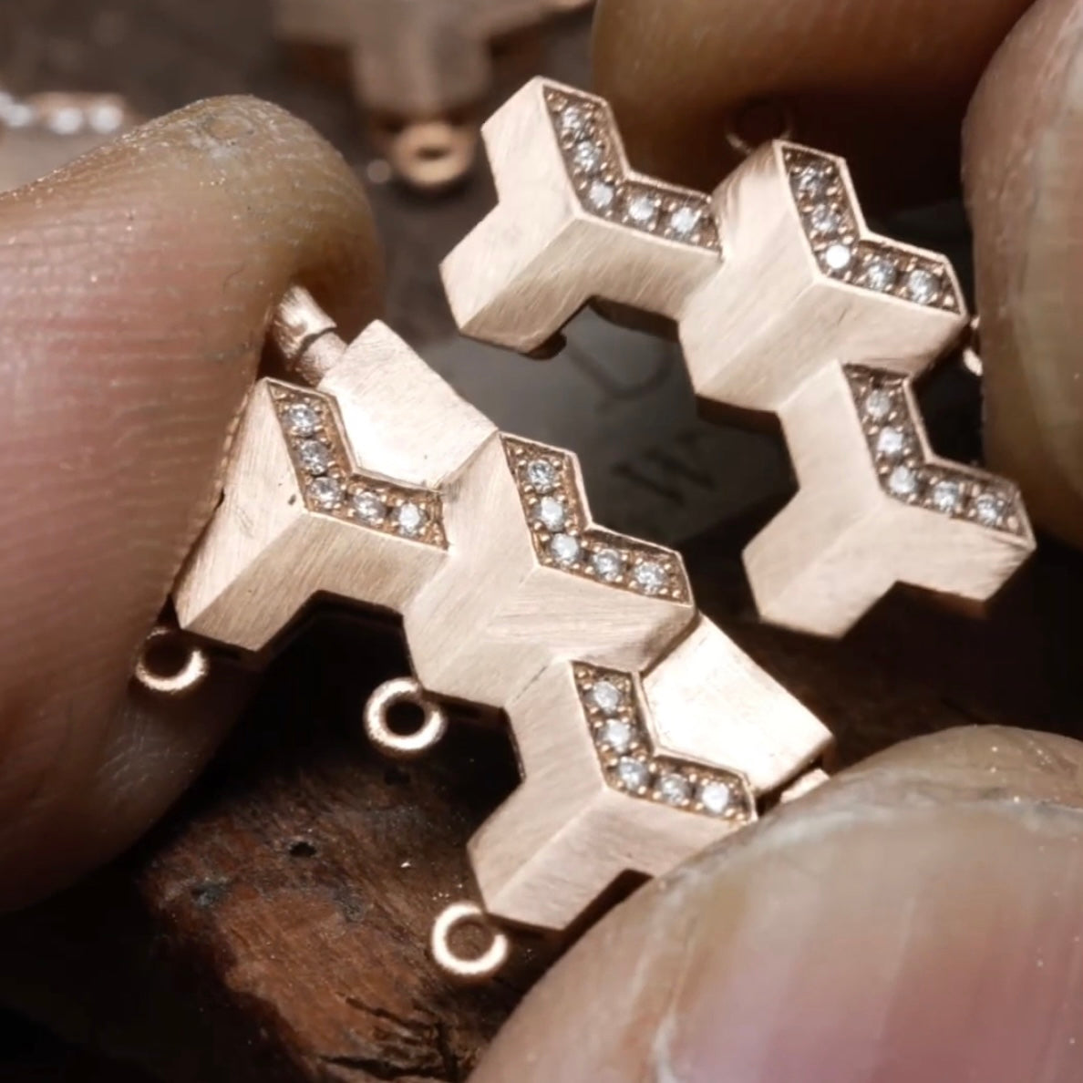 Ladda video: Handcrafted Chain