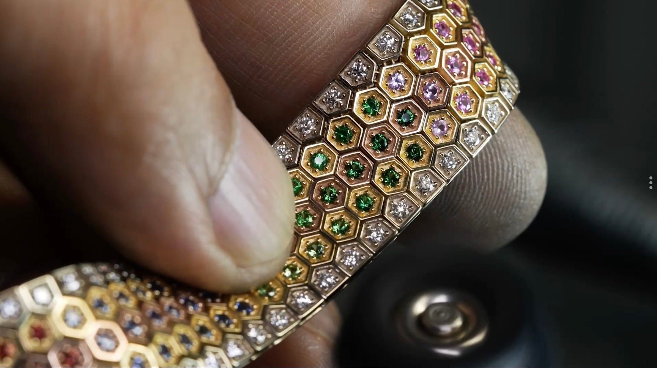 Ladda video: Rainbow Honeycomb Bracelet